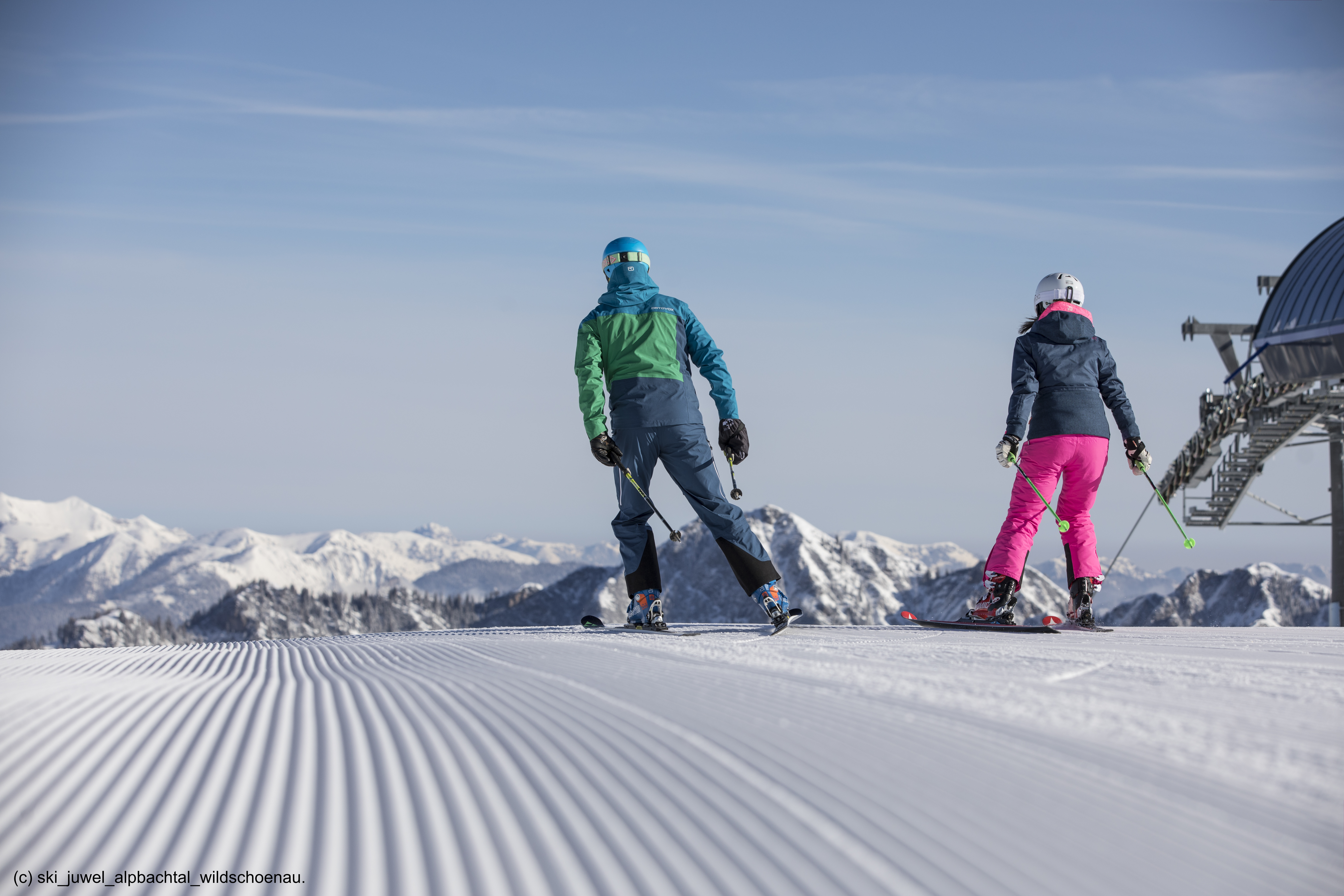 first_line_skiing_skifahrer_wiedersbergerhorn-c-ski_juwel_alpbachtal_wildschoenau.jpg
